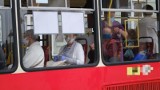 W bydgoskich tramwajach i autobusach pasażerowie kaszlą i kichają. Bez maseczek