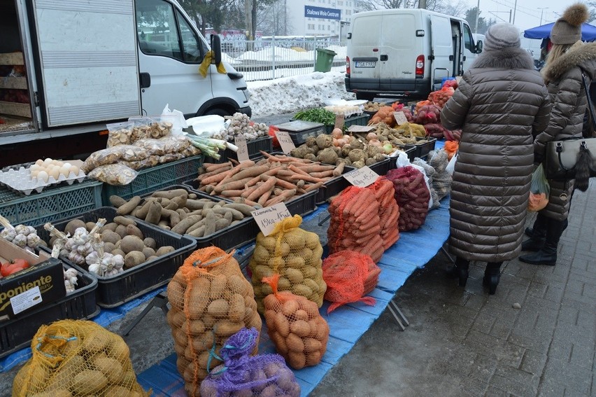 Jakie ceny warzyw i owoców na targu w Stalowej Woli?...