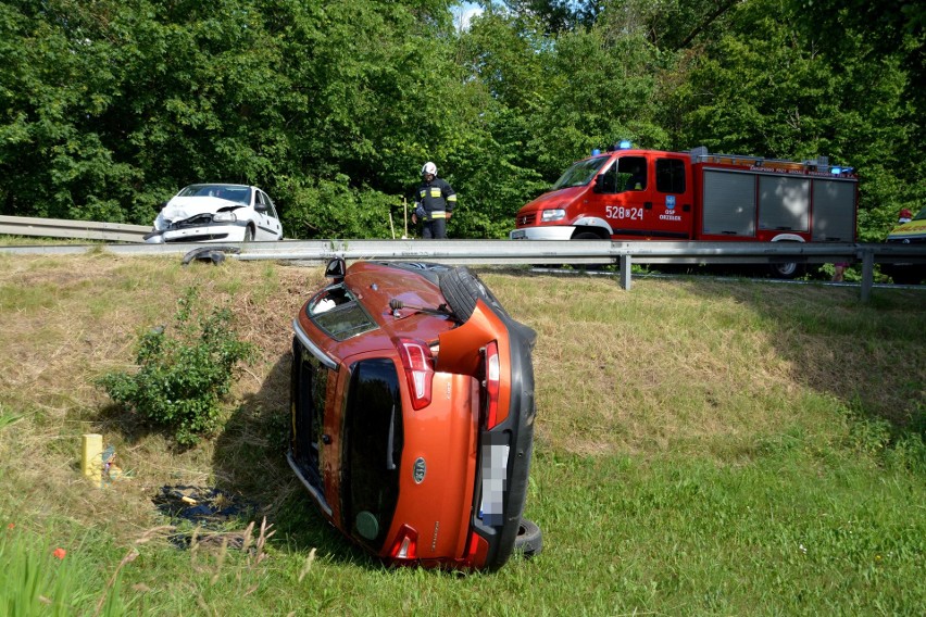 Zderzenie dwóch samochodów osobowych na DK 25 w Orzełku