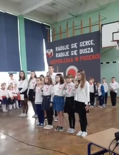 "Szkoła do hymnu". Tak śpiewano w Szkole Podstawowej w Grzymałkowie w powiecie kieleckim (WIDEO)