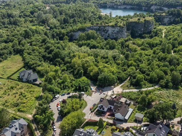 Przypomnijmy, że w skład otwartego w czerwcu tego roku kąpieliska na Zakrzówku wchodzi pięć basenów. Oddzielają je drewniane pomosty, na których można się opalać. Kompleks jest czynny w godzinach 6-22, a strzeżone kąpielisko funkcjonuje w godzinach 10-18, w których są ratownicy. W godzinach od 6-10 oraz 18-22 można się kąpać na własną odpowiedzialność. Przez cały dzień można też skorzystać z niestrzeżonej plaży przy Centrum Sportów Wodnych przy dużym zbiorniku.