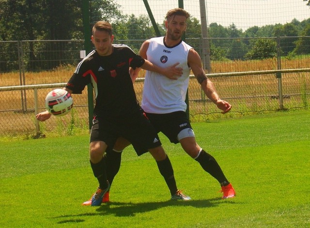 Kacper Wnuk (z piłką) zagrał w Oskarze Przysucha w meczu z Polonią Warszawa.