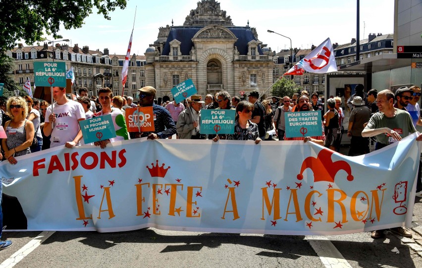 Tysiące ludzi na ulicach Francji. Związki zawodowe, partie lewicowe i stowarzyszenia protestowały przeciwko polityce Emmanuela Macrona