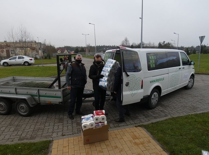 Niespodzianka dla pacjentów szpitala. Przyjechały świąteczne świerki prosto z lasu!