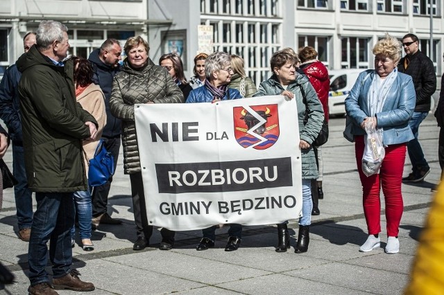 Mieszkańcy Mścic protestowali w kwietniu przed koszalińskim ratuszem.