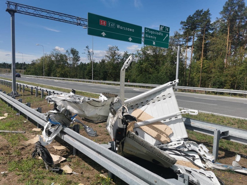 Wypadek na S8 w Budykierzu. Zderzenie z udziałem busa i samochodu ciężarowego