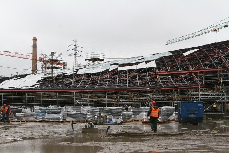 Nad dworcem Łódź Fabryczna montują dach z trójkątnych płyt