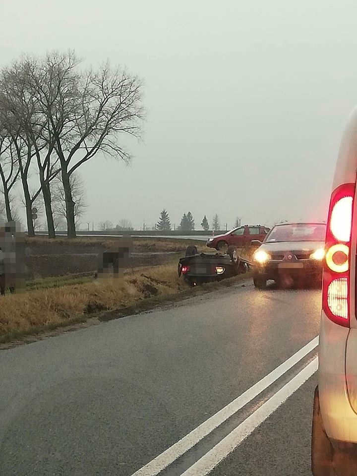 Wypadek na drodze Wrocław - Strzelin. Samochód dachował [ZDJĘCIA]     