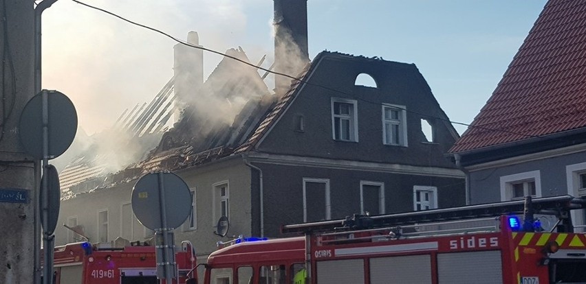 Groźny pożar budynku wielorodzinnego. Ewakuacja po drabinie [ZDJĘCIA]