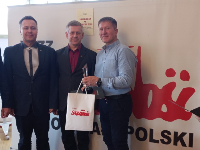 Krzysztof Wojdan (pierwszy z prawej) został uhonorowany nagrodą "Solidarni w Sporcie 2023"