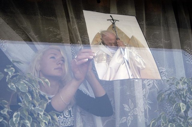 Beata, córka pani Moniki z Komprachcic, pomagała wczoraj mamie umieszczać w oknach zdjęcia papieża.