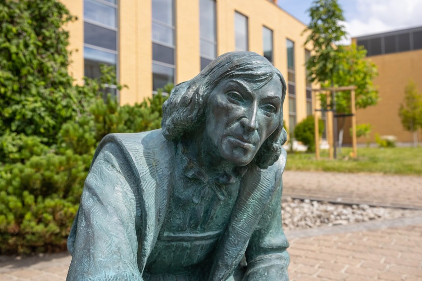 Pomnik młodego Mikołaja Kopernika stanął w Krakowie na Kampusie Uniwersytetu Jagiellońskiego