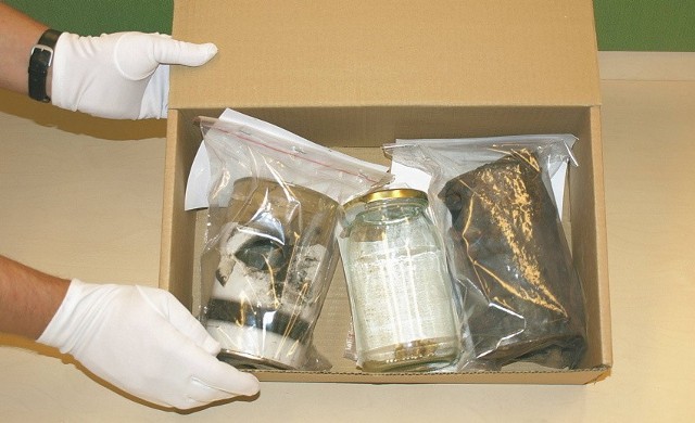 To są puszki po kontrolowanej eksplozji (z lewej i prawej) oraz słoik z próbkami materiałów do dalszej, szczegółowej analizy