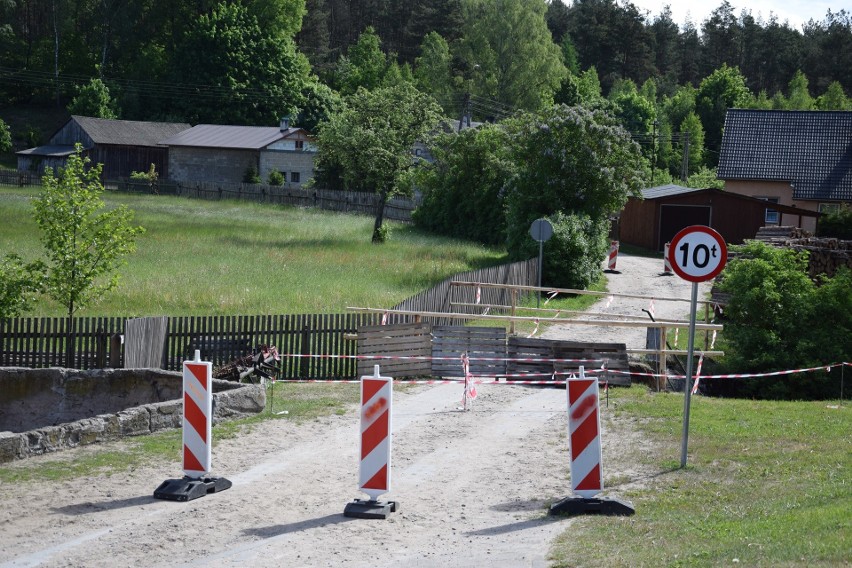 W Upiłce (gm. Lipnica) pod ciężarem samochodu do wywozu...