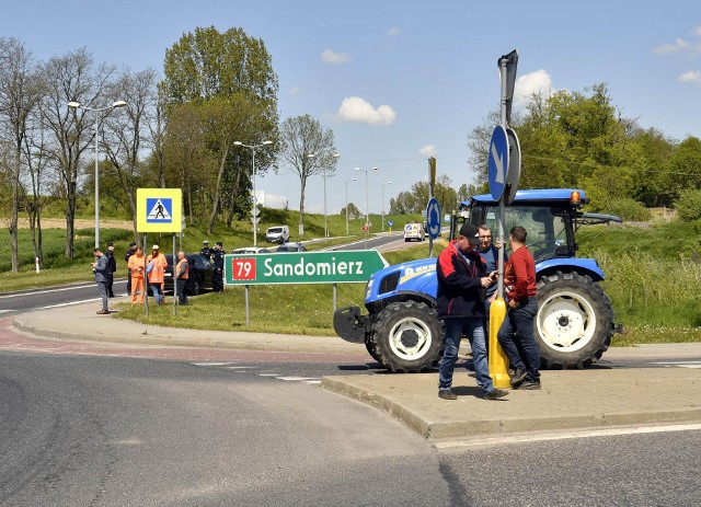 Protest rolników na skrzyżowaniu dróg krajowych numer 73 i 79 w Słupi w gminie Pacanów. >>>Więcej zdjęć na kolejnych slajdach