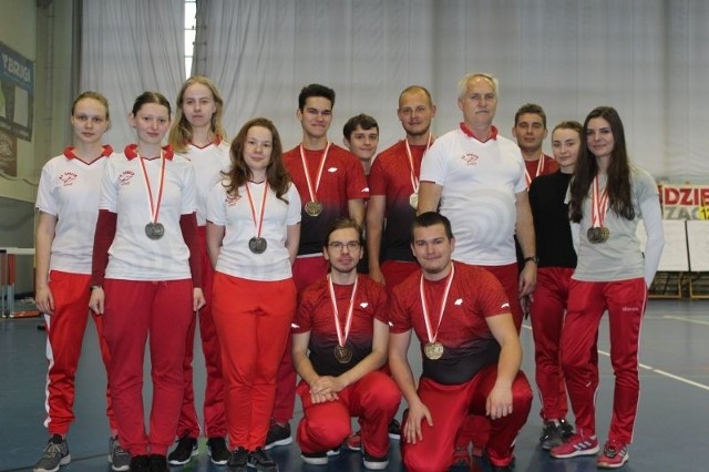 Nasi medaliści ze Społem Łódź ze swym trenerem, ojcem sukcesu Zbigniewem Kowalczykiem