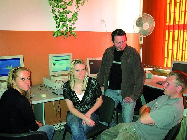 Krzysztof Falkowski (drugi z prawej) opowiada uczniom o projekcie: (od lewej) Diana Bibińska, Marlena Kruk i Karol Lejtkowski