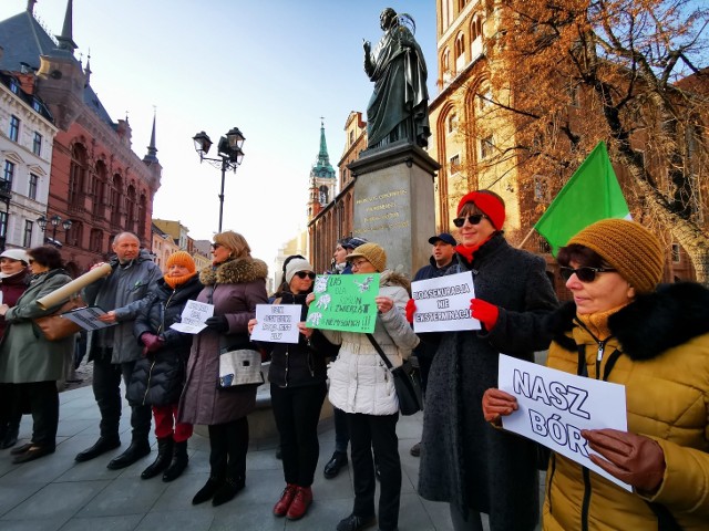 Pod pomnikiem Mikołaja Kopernika zorganizowano protest „Lex Ardanowski – NIE!". To wyraz niezadowolenia wobec prawa i ludzi, którzy uderzają w zwierzęta i bezpieczeństwo.