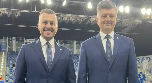 Sędziowie Maciej Twardowski (z prawej) i Wojciech Głód poprowadzą mecz o złote medale mistrzostw Polski pomiędzy Jastrzębskim Węglem a wartą Zawiercie.