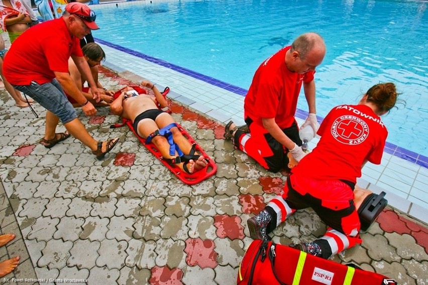 Wrocław: Pokaz ratownictwa na basenie przy Wejherowskiej (ZDJĘCIA)