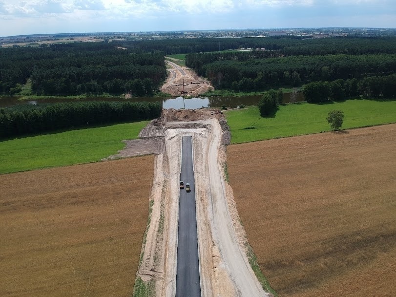 Tak postępują prace na placu budowy obwodnicy Wronek....