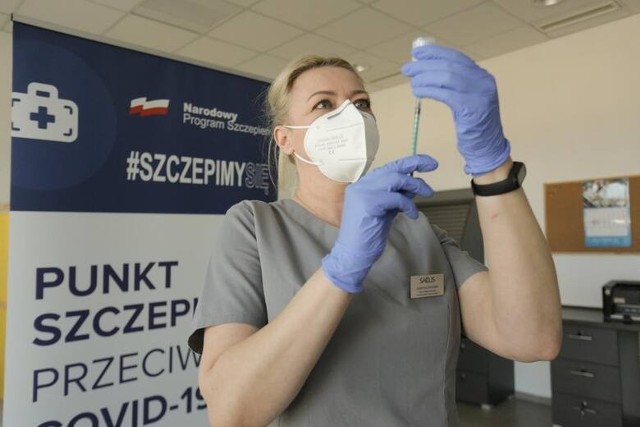 Władze zachęcają do szczepień przeciwko COViD-19, aby złagodzić skutki czwartej fali pandemii koronawirusa. Dla 10 gmin o najwyższym poziomie wyszczepienia &quot;popłyną&quot; pieniądze z kasy zarządu Małopolski.