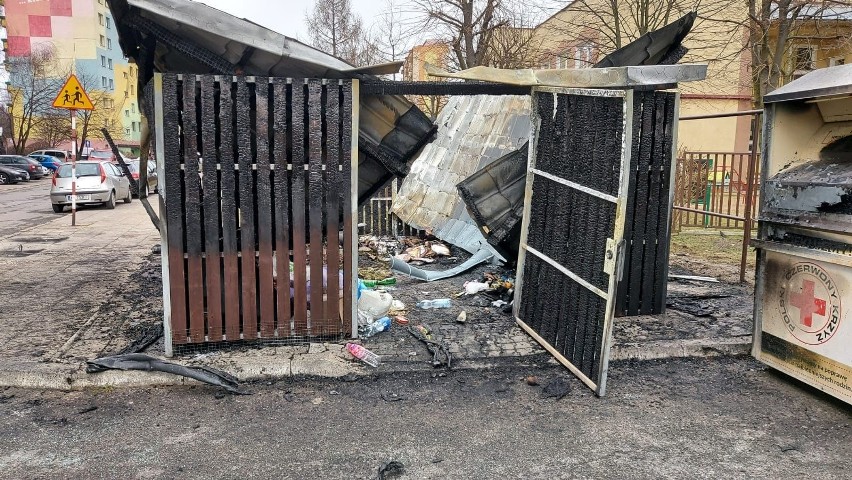 Pożar śmietnika w rejonie ulic Chrobrego i Daszyńskiego w Radomiu. Pięć samochodów zostało uszkodzonych (WIDEO)