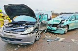 Niebezpieczny wypadek drogowy w Nowogrodzie. Zderzenie dwóch Peugeotów