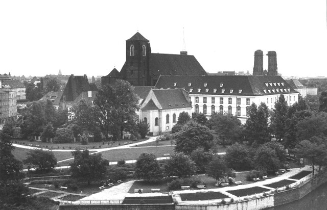 Takiego Wrocławia już nie ma. Zobacz, jak wyglądało serce miasta - Ostrów Tumski - w latach osiemdziesiątych XX wieku. Dziś Ostrów zwiedzają tłumy turystów, a kiedyś?