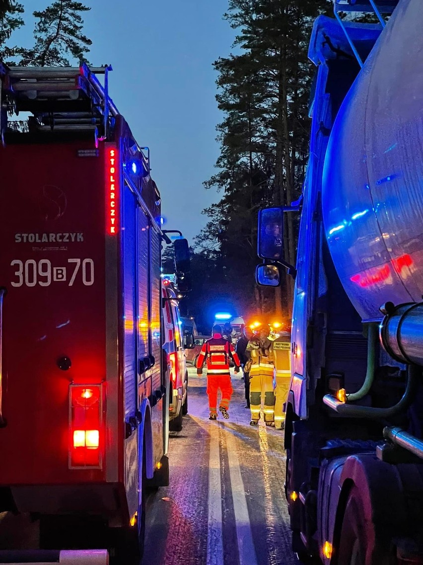 Zajma. Wypadek na DW 686 w kierunku Żedni. Czołowe zderzenie forda z audi. Trzy osoby trafiły do szpitala [ZDJĘCIA]