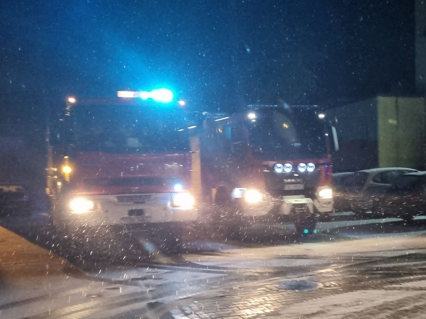 Dwa pożary w szpitalu w Ostrowcu. Na miejscu było sześć zastępów straży pożarnej. Zobacz zdjęcia