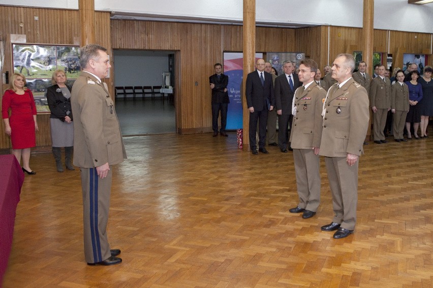 Na zdjęciu od prawej stary i nowy szef sztabu: płk Roman...