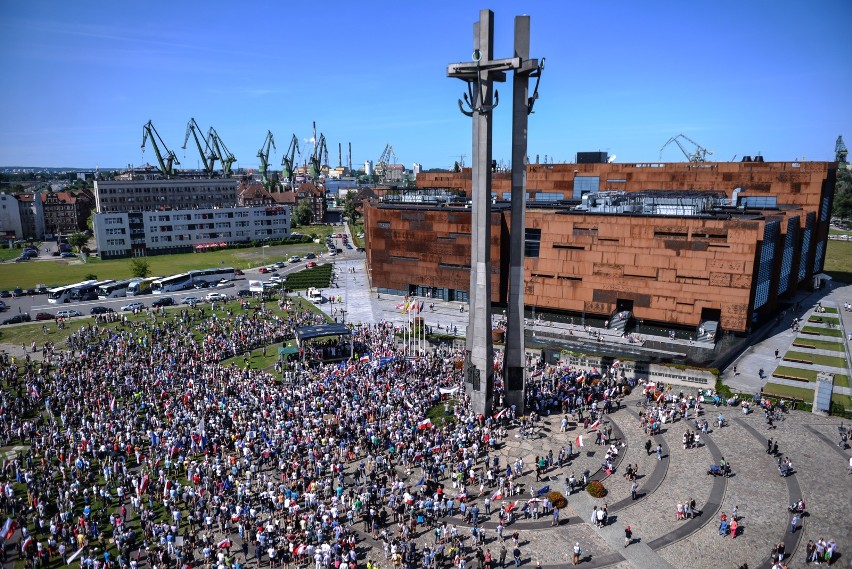 Protest na placu Solidarności w Gdańsku 22.07.2017. Pojawił się Lech Wałęsa! [WIDEO, ZDJĘCIA]
