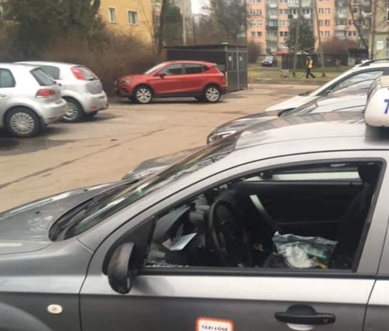 Seria włamań do taksówek w Łodzi. Kto wybija szyby i plądruje wnętrza samochodów? 20 osób poszkodowanych ZDJĘCIA