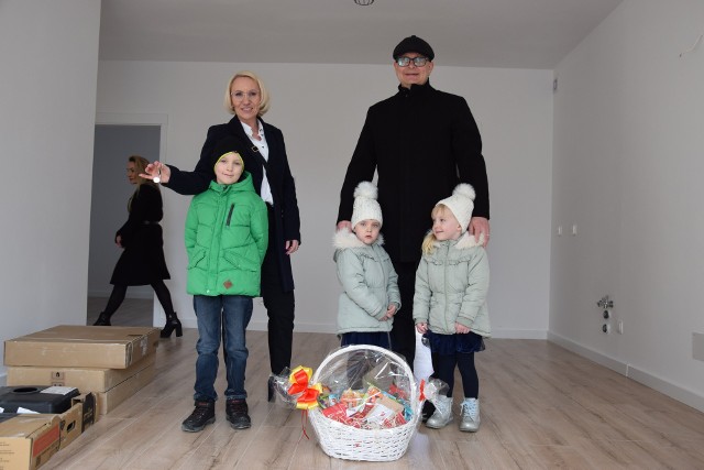 Pierwsi lokatorzy nowego budynku w Nysie, państwo Joanna i Krzysztof Pasternak z dziećmi