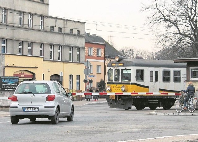 Przejazd kolejowy w centrum Gogolina jest bardzo często zamknięty. Przy okazji remontu torów może jednak nadarzyć się okazja na jego przebudowę.