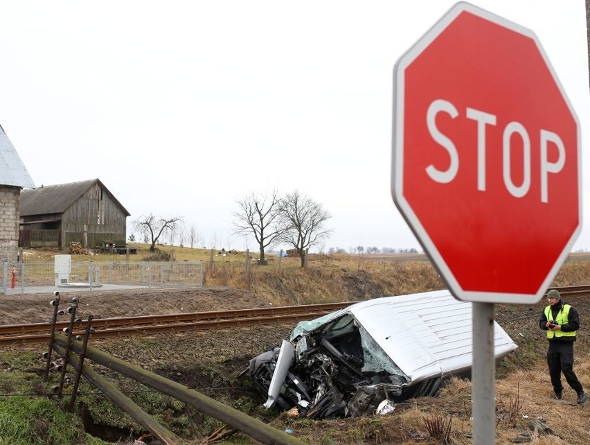 Kierujący prawdopodobnie zlekceważył znak "stop" i uderzył w...