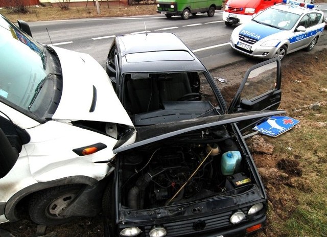 Zdaniem policjantów, w skręcającego w lewo volkswagena golfa, uderzył dostawczy iveco, prowadzony przez 25-letniego mężczyznę.