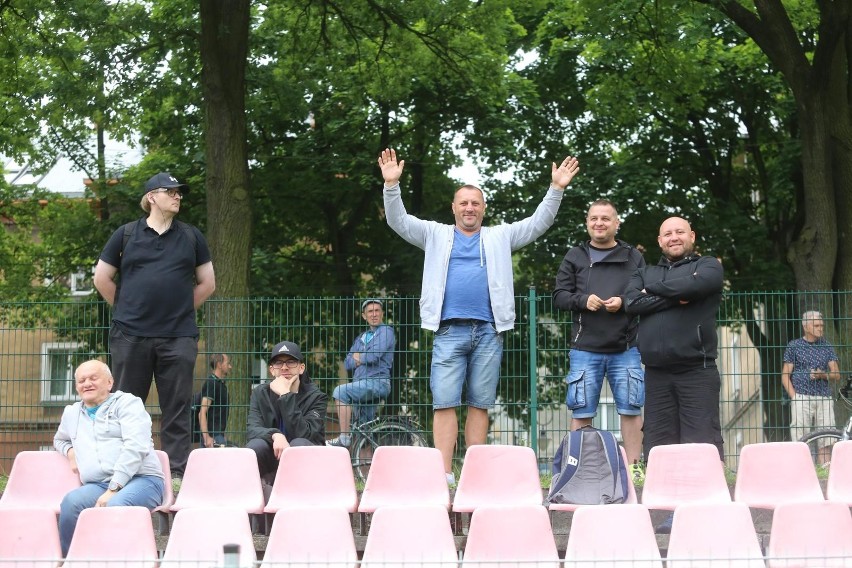 Mecz GKS Tychy ze Skrą oglądała spora grupa tyskich kibiców...