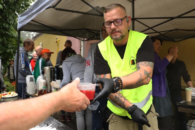 Wolontariat polega na bezpłatnym pracowaniu gdzieś z własnej woli! Najczęściej pomagając ludziom chorym, starszym i bezdomnym, ale nie tylko.