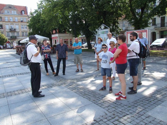 Na kolejny „Spacerek po Chełmnie” zabrał zainteresowanych zwiedzaniem przewodnik Sławomir Grabowski. Tematem wędrówki były dzieje chełmińskiego szkolnictwa XIV-XIX w., a w programie. in. Akademia Chełmińska, budynek Szkoły Podstawowej nr 2, Szkoły Podstawowej nr 1, gmach Zespołu Szkół nr 2, Gimnazjum Chełmińskie, kościół pofranciszkański. Do końca sezonu zaplanowano  sześć bezpłatnych „Spacerków” z  przewodnikami. Już w niedzielę Jolanta Jaszczak zaprosi na zwiedzanie ph. „Rola zakonu cysterek i benedyktynek w Chełmnie”. A 11 sierpnia śladami Ludwika Rydygiera powiedzie Jadwiga Alaba-Wesołowska. W  programie m.in.: budynki szpitala zakaźnego w klasztorze, plac Rydygiera i szpital, dawna klinika, ratusz (3 złote - dla chętnych).Wakacyjne utonięcia. Jak zapobiec tragedii?