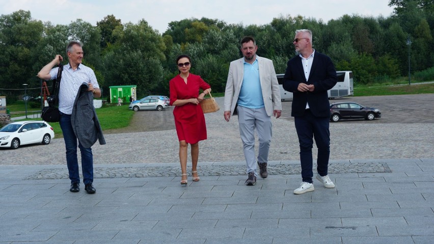 Artyści w przerwie prób do „Wesołej wdówki” odwiedzili Supraśl. Brodzińską i Znanieckiego po miasteczku oprowadził burmistrz (zdjęcia)