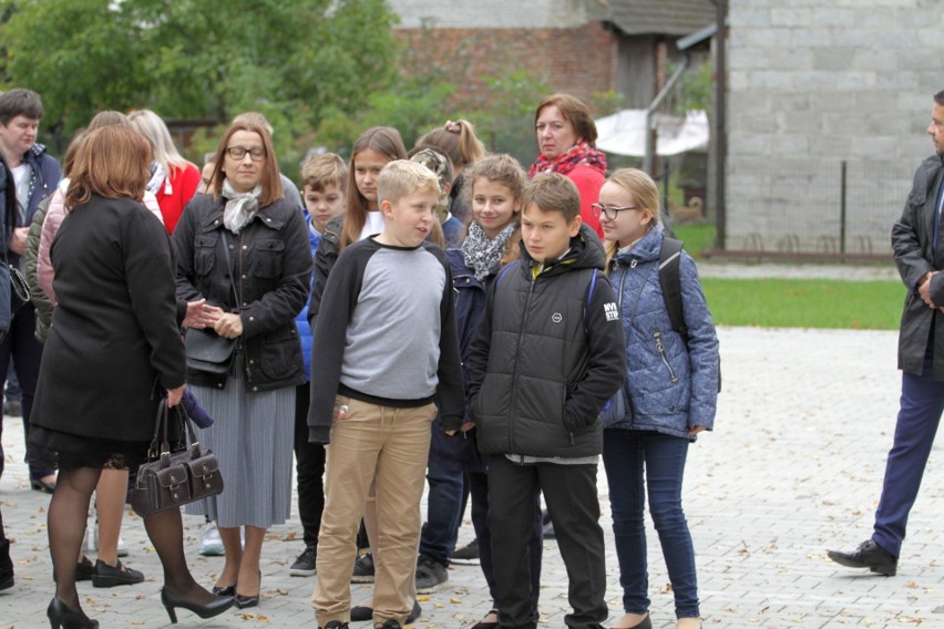 Szkoła Podstawowa w Chmielowie ma nową, piękną salę gimnastyczną. Uroczyście oddano ją do użytku (ZDJĘCIA)