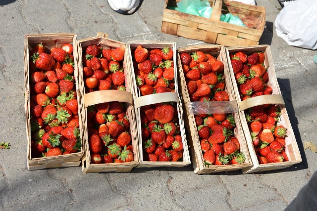 Zobacz, jakie świeże owoce i warzywa można było kupić w sobotę, 11 czerwca na giełdzie w Sandomierzu. Po ile truskawki i czereśnie? Sprawdź>>>>