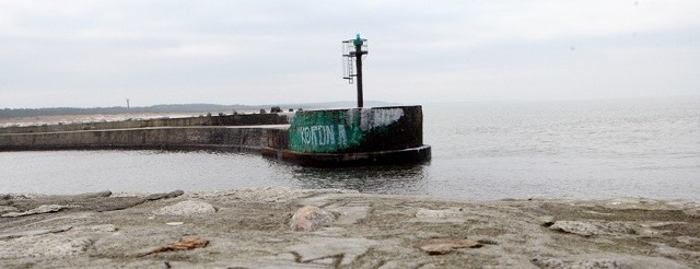 Wejście do portu w Ustce. W latach.60 właśnie tędy wpłynęła radziecka jednostka z głowicami atomowymi. 