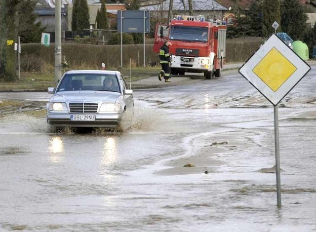 Woda splywająca z pól zalala droge w Lubuczewie.