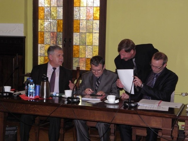 Od lewej Aleksander Mrówczyński, Zenon Bieliński i Wojciech Rolbiecki, czyli klub radnych PiS. Nad nimi Jan Gadzała