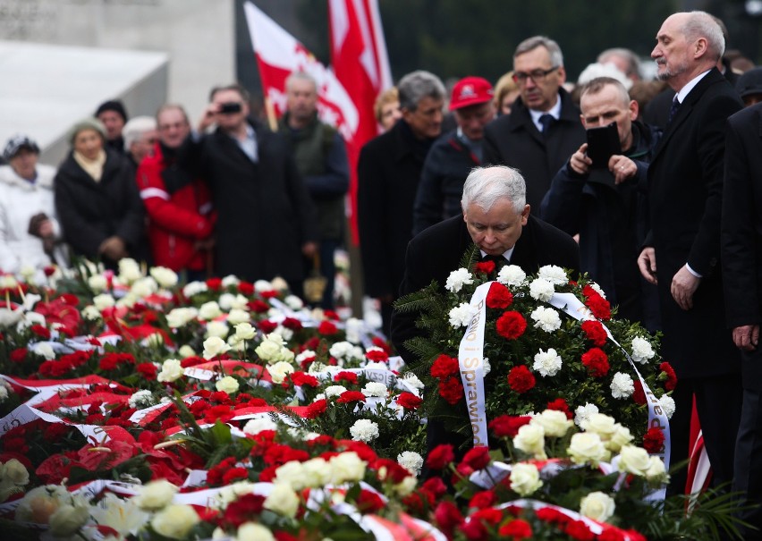 6. rocznica katastrofy smoleńskiej: Marsz pamięci na zakończenie uroczystości w Warszawie [ZDJĘCIA]