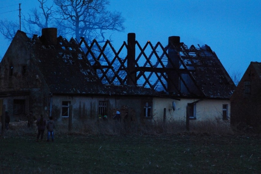 Pożar w Elżbietowie: Spalił się dach domu [ZDJĘCIA]