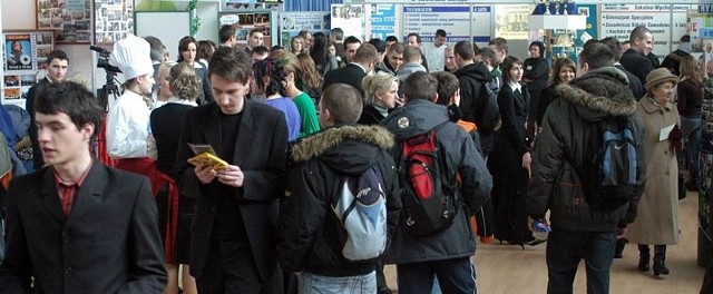 Krośnieńskie Targi Edukacyjne w hali MOSiR uczniowie odwiedzali tłumnie już od rana.